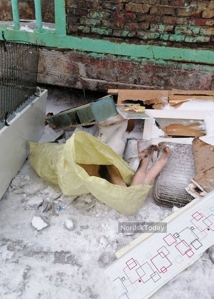В многоквартирном доме Московской, 31 неизвестный оставил весьма необычный мусор - использованные ...