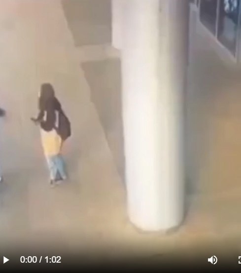 В торговом центре «Лондон Молл» 65-летний мужчина предложил 17-летней сотруднице «Ростикса» выпить ... - 2