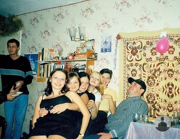 Так выглядела жизнь в общаге.Где в одной комнате — трое людей, пятеро тараканов и один чайник на ...