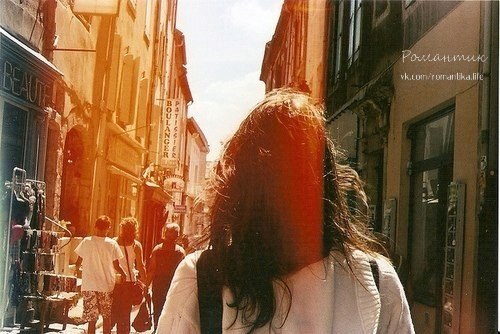 Она только изредка пахнет духами. Все чаще – табачным дымом. Чем больше ее проклинаю стихами, Тем ...