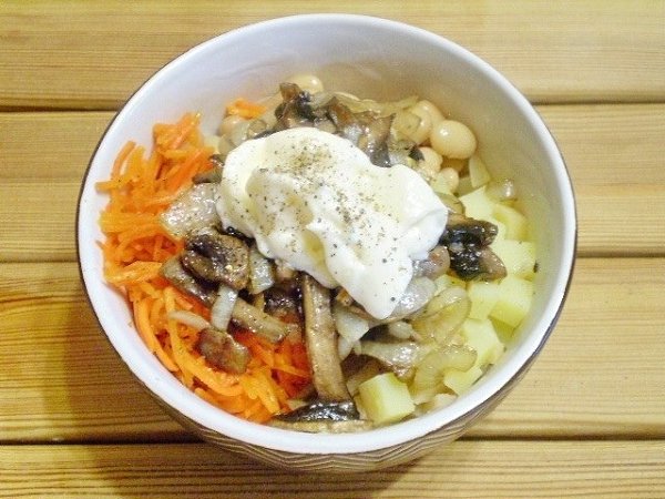 Салат с корейской морковкой и фасолью.Для салата отварите картофель, слейте с фасоли жидкость, ... - 5