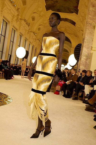 Вот и фото с кутюрного показа Schiaparelli! Дэниел Роузберри, как всегда, строго следует ДНК бренда ... - 2