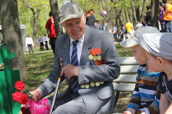:) Я, ребята, на войне.В бой ходил, горел в огне.Мёрз в окопах под Москвой,Но, как видите, — ...