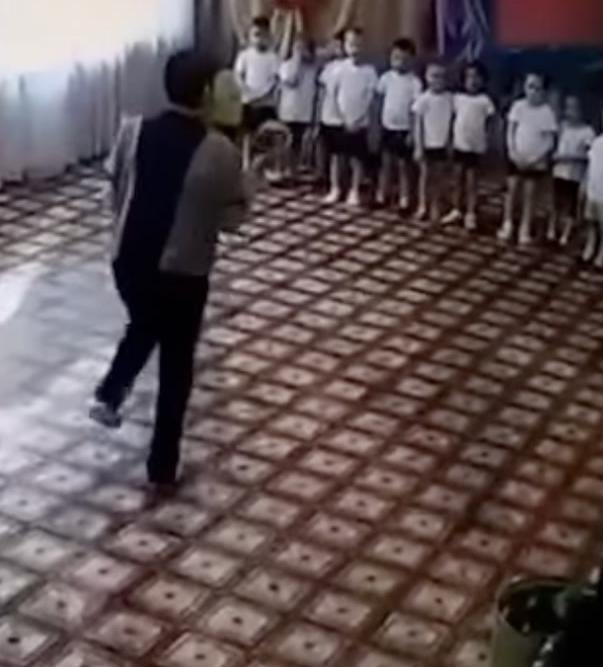 В детском саду произошел инцидент, который вызвал шок у родителей. Дети стали жаловаться на насилие, ... - 2