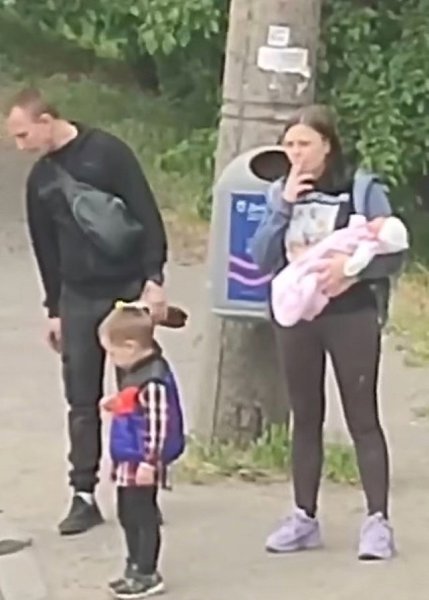 Соседи опасаются за жизнь детей в этой семье.. Требуют привлечь к этому делу опеку и провести ...