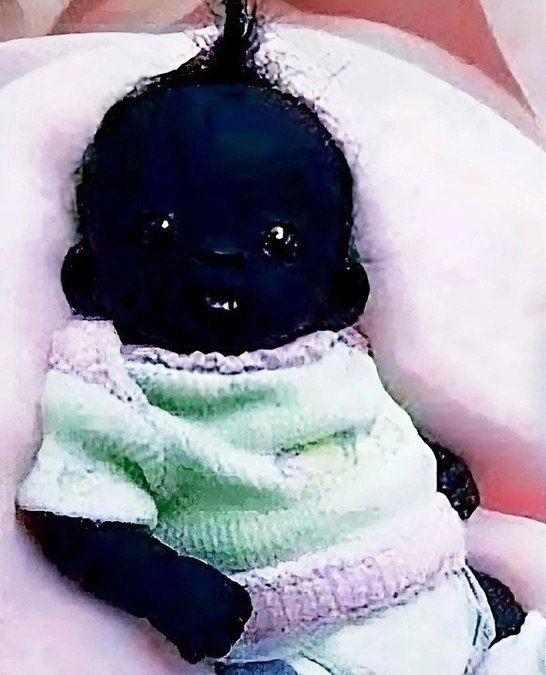 Лола Чуева — девушка, которая привлекает внимание своей необычной внешностью. Её кожа цвета угля, ... - 2