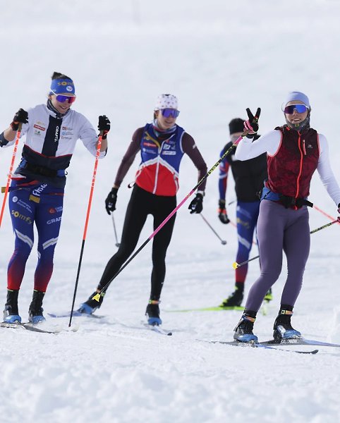 Одна из главных женских биатлонных сборных мира впервые вышла на тренировку на снег. Трехцветные ... - 2