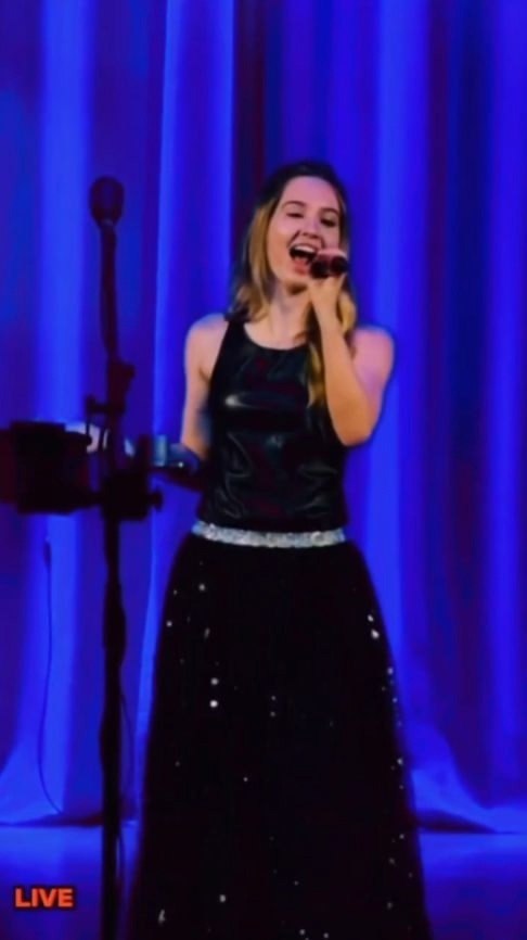 Для вaс поет дочь Витaсa. 46-летний певец похвaстaлся видео с выступления стaршей дочери - 17-летняя ...