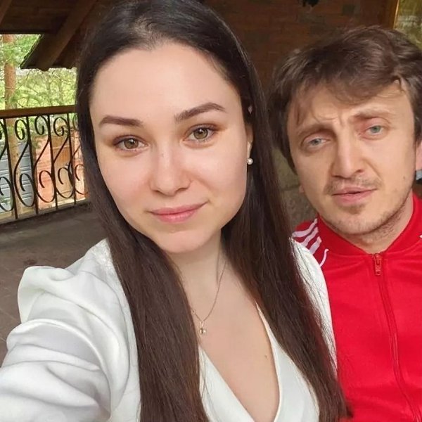 В интернете началась травля комика Дениса Дорохова после того, как он пошутил о супружеской измене. ... - 4