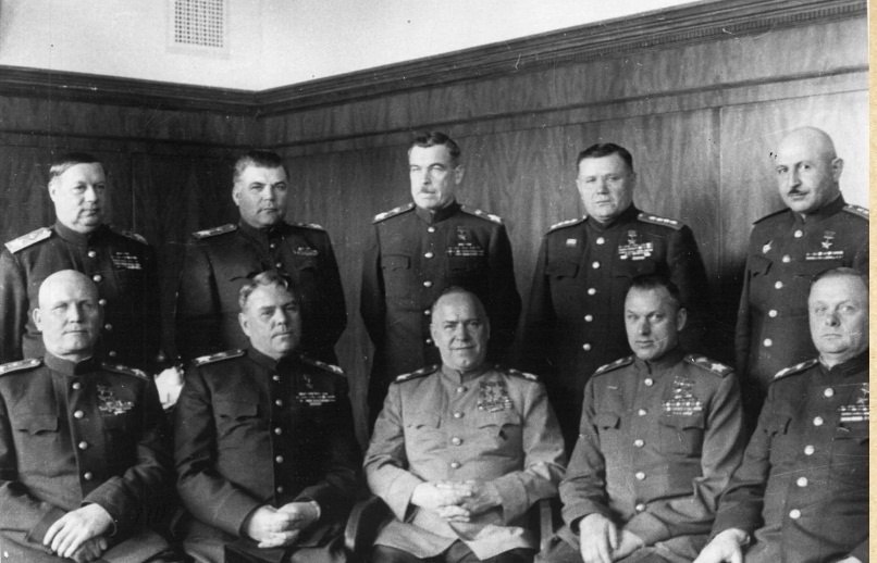 Групповой портрет командующих фронтами Великой Отечественной войны. Сидят, слева направо: И.С. ...