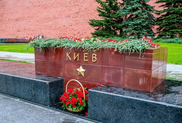 8 мая 1965 г. в СССР утверждено Положение о почётном звании «Город-герой». Впервые в Советском Союзе ...