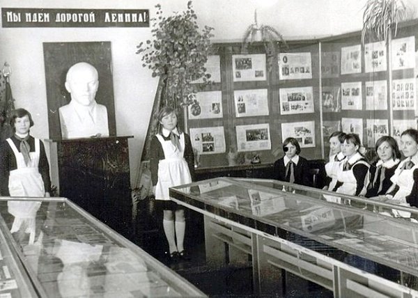 Ленинская комната — помещение в казармах воинских частей, в школах, пионерских лагерях, на ... - 6