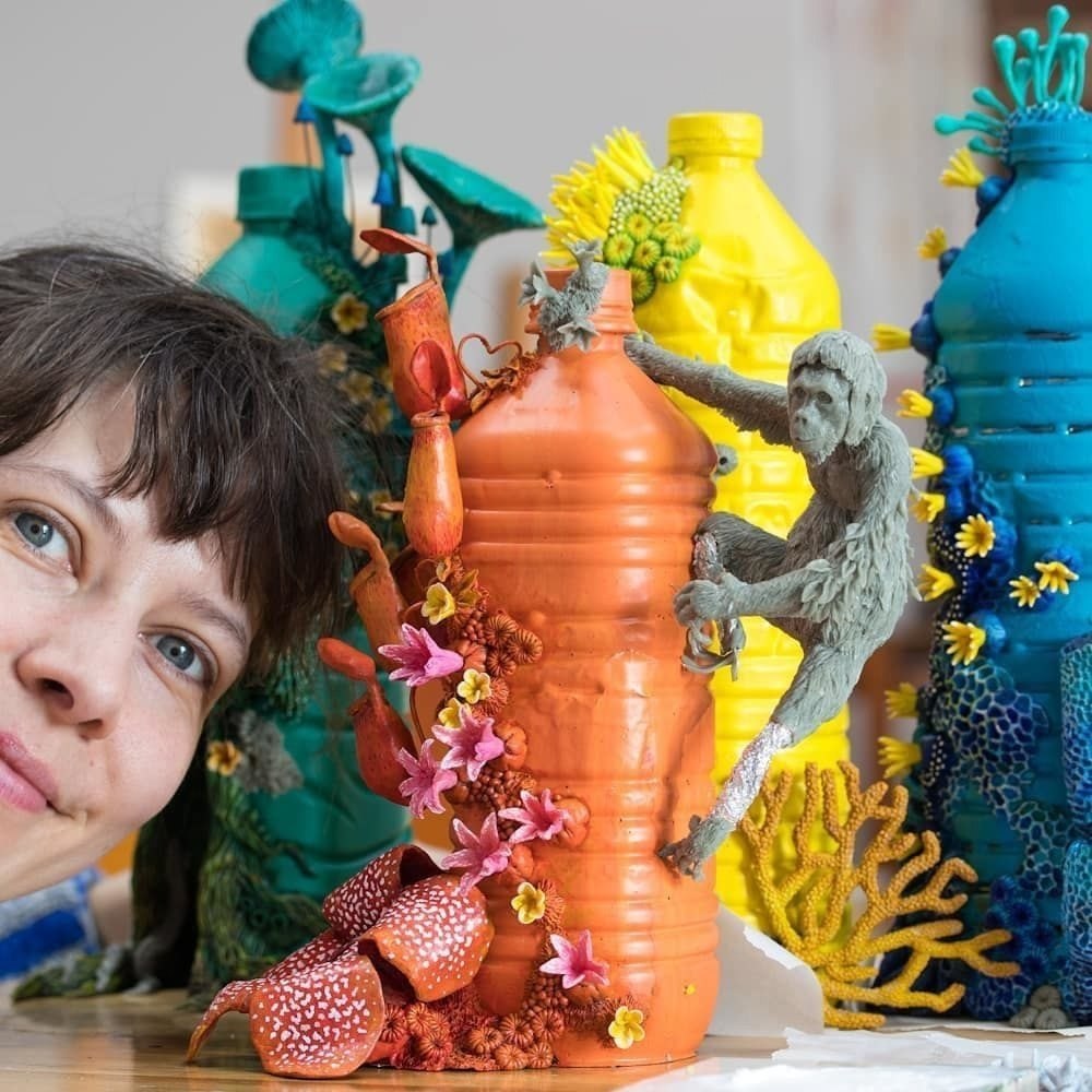 Старые банки, измятые алюминиевые жестянки и пластиковые бутылки, которые в обычной жизни ... - 4