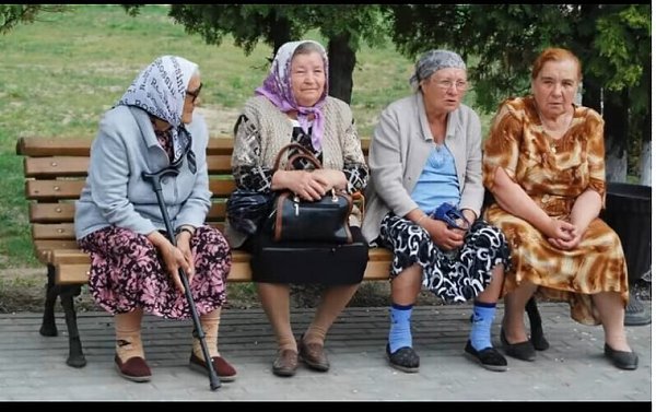 Я пришёл к дому посмотреть квартиру, которую собирался купить, но хозяйка немного запаздывала. Я сел ...