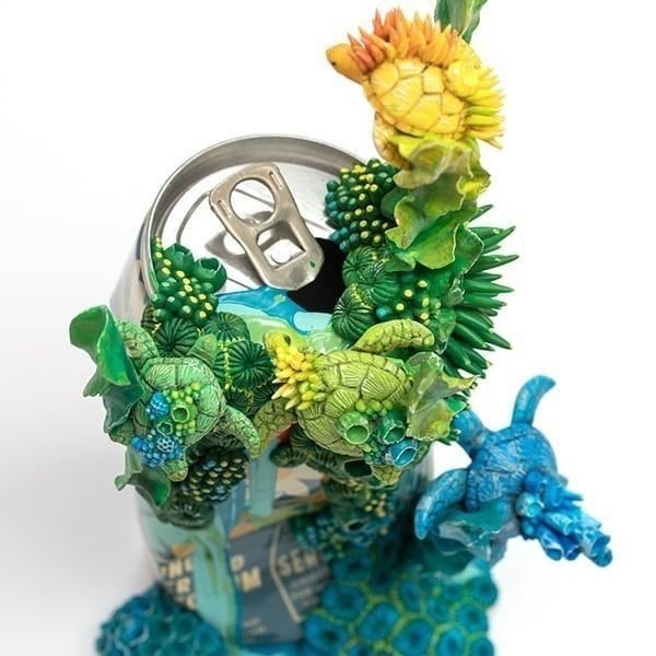 Старые банки, измятые алюминиевые жестянки и пластиковые бутылки, которые в обычной жизни ... - 5