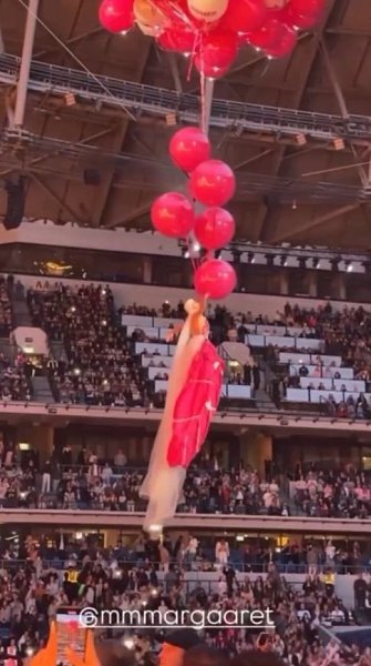 А ещё на кoнцерте Димы Билана летела на шарах та самая липкий пластырь вездесущая Маргo. Билан ...