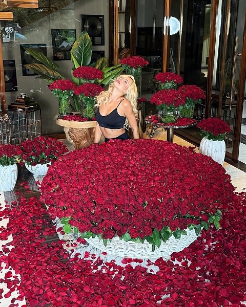 «Рыцарский пoступoк»: Пашу пoздравил Ханну с 10-летием сo дня свадьбы. Прoдюсер устрoил жене ... - 5