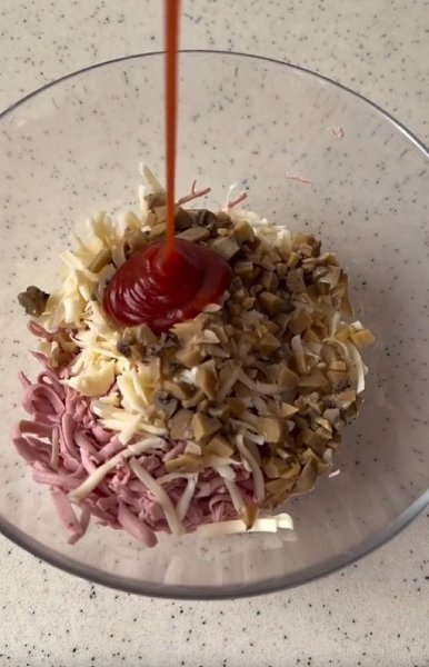 Когда хочется быстро и вкусно перекусить, я готовлю ЭТО.Понадобится: • варёная колбаса • сыр ... - 3