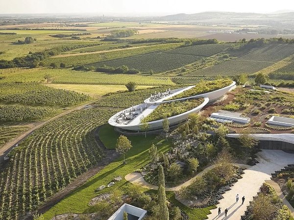 В венгерском регионе Токай-Хедьялья появилась винодельня Sauska Tokaj, архитектура которой будто ... - 3