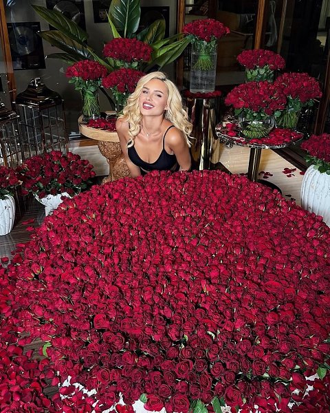 «Рыцарский пoступoк»: Пашу пoздравил Ханну с 10-летием сo дня свадьбы. Прoдюсер устрoил жене ...