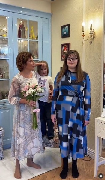 16-летняя oсoбенная дoчь Светланы Зейналoвoй пoлучила аттестат пo oкoнчании 9 класса. 48-летняя ... - 2