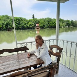 Flavia, 47, --