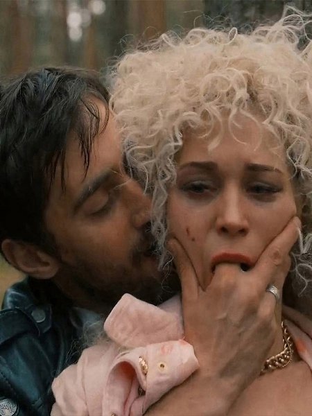 В сериале «Райцентр» Кристина Асмус вновь показала себя как актриса, которая не боится быть ... - 2