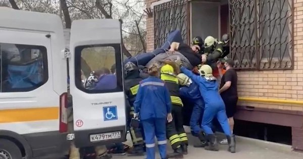 Умер 400-килограммовый мужчина, ради которого МЧС спилили оконную раму в квартире. 11 апреля в ...