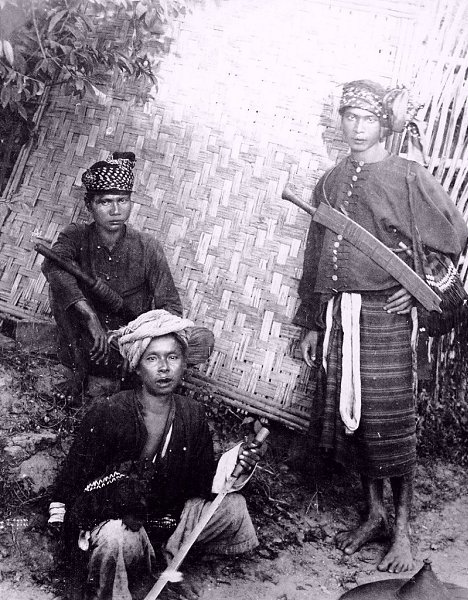 Группа прeдcтавитeлeй плeмeни качин в Биpмe, cнятaя Фeличе Беато в 1880-х годах.