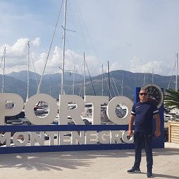 Artur, 45, 