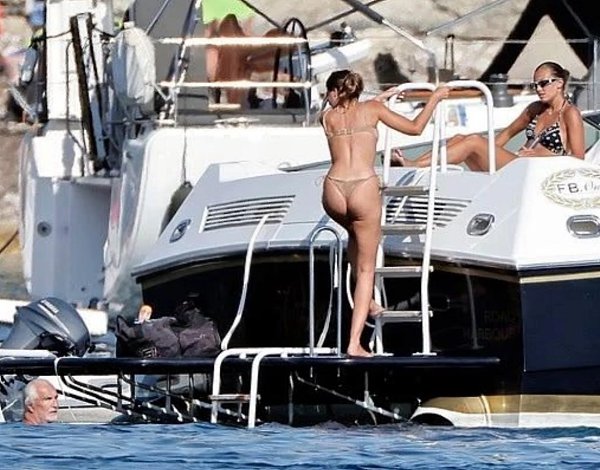 Бывший директор автозавода Рено ушёл на пенсию, и теперь в 75 лет был замечен развлекающимся на яхте ... - 2