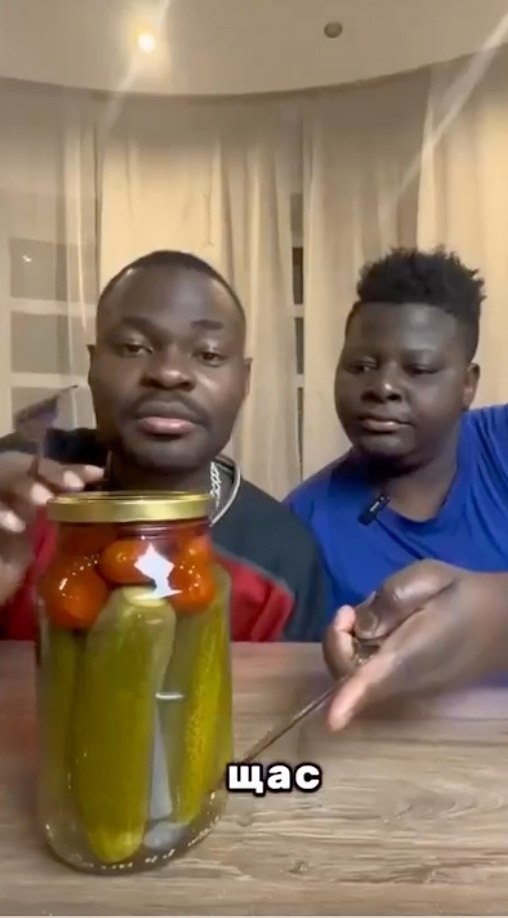 Южные парни пробуют Бабушкину закрутку. Ну вот что им не понравилось? Это же очень вкусно - 2