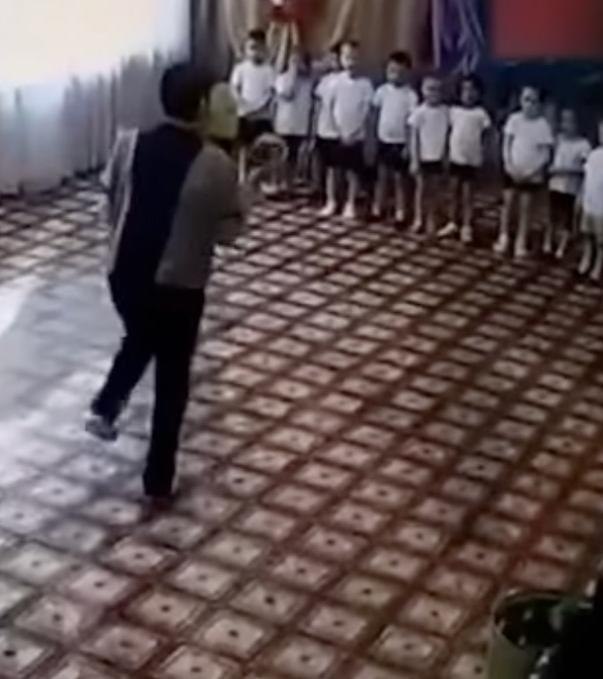 В детском саду произошел инцидент, который вызвал шок у родителей. Дети стали жаловаться на насилие, ...