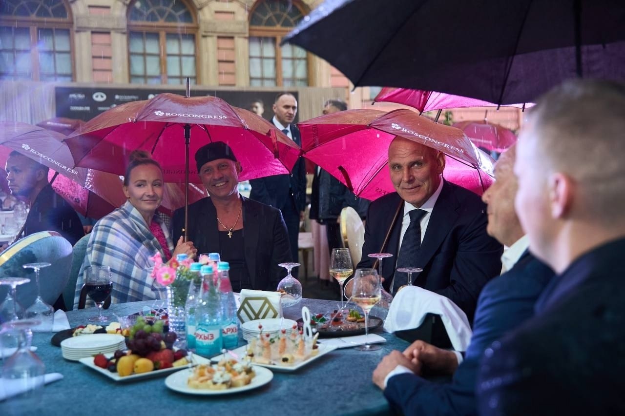 Может быть, Роман Костомаров больше не может держать зонтик и микрофон. Но рядом с ним всегда есть ... - 3