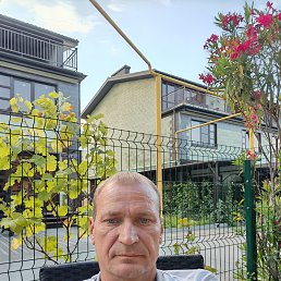 Alik, 48, 