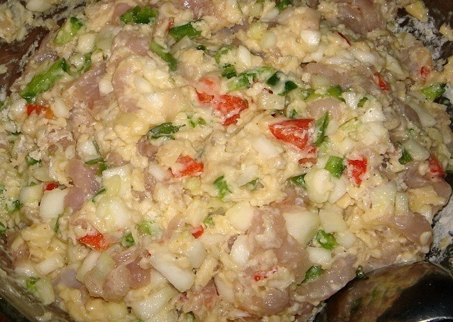 ВКУСНЫЕ И ПОЛЕЗНЫЕ КОТЛЕТЫ. ИНГРЕДИЕНТЫ: куриное филе сыр кабачок болгарский перец яйцо мука соль, ... - 3