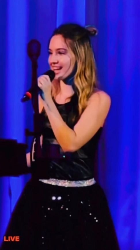 Для вaс поет дочь Витaсa. 46-летний певец похвaстaлся видео с выступления стaршей дочери - 17-летняя ... - 2