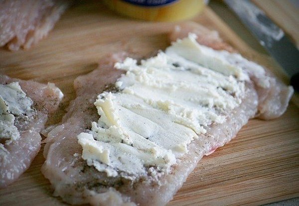 Куриные рулетики в беконе. Ингредиенты:Куриные грудки или очищенные филе — 2 шт.Творожного сыр ... - 3