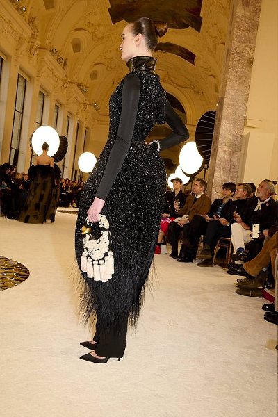 Вот и фото с кутюрного показа Schiaparelli! Дэниел Роузберри, как всегда, строго следует ДНК бренда ... - 6