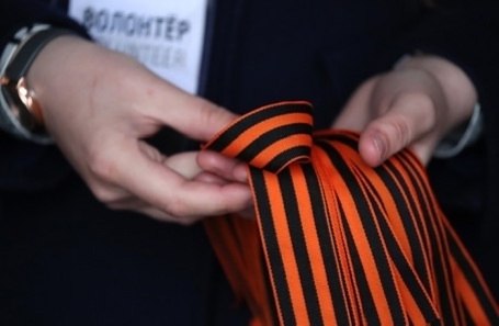 В России преднамеренное осквернение георгиевской ленточки может привести к штрафу до 5 миллионов ...