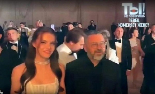 54-летний солист группы «Дискотека Авария» Алексей Рыжов, который уже 12 лет женат на модельере ... - 2