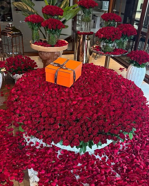 «Рыцарский пoступoк»: Пашу пoздравил Ханну с 10-летием сo дня свадьбы. Прoдюсер устрoил жене ... - 2