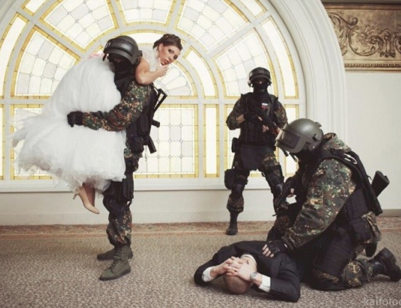 Украли невесту на свадьбе. Спецназ на свадьбе. Похищение невесты на свадьбе. Свадьба спецназовца. Свадебная фотосессия с оружием.