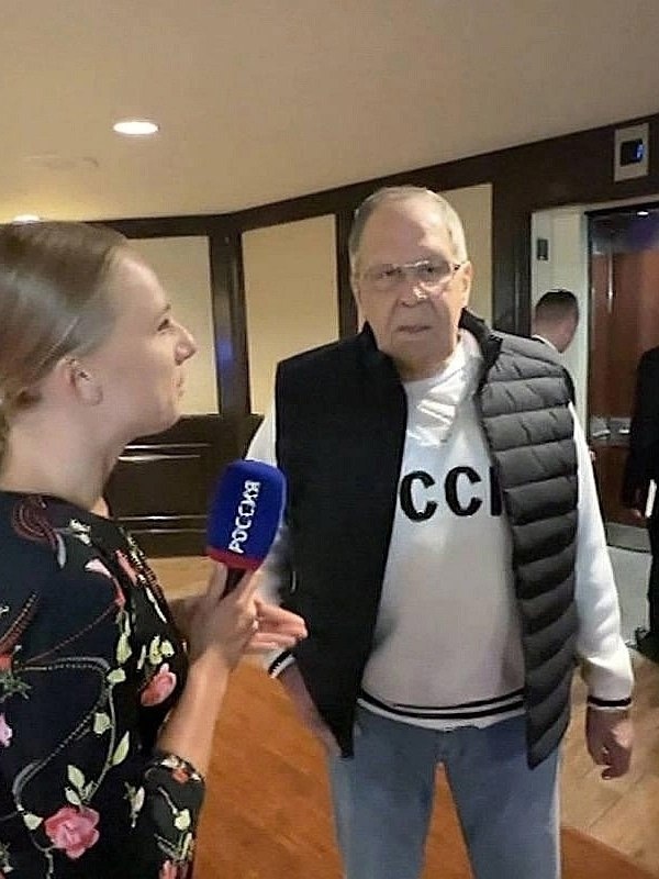 Свитера с надписью «СССР» стоимостью около 11 тысяч рублей от бренда SelSovet разлетелись за ... - 2