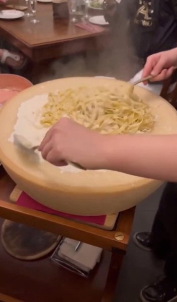 ГОТОВЯТ ВКУСНЕЙШУЮ ПАСТУ ПРЯМО НА СЫРЕ.Во Флоренции туристка продемонстрировала процесс ... - 2