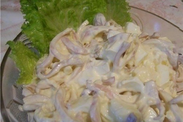 Очень вкусный салат из кальмаров с плавленым сыром.Ингредиенты:кальмары — 300 гяйца — 2 ...