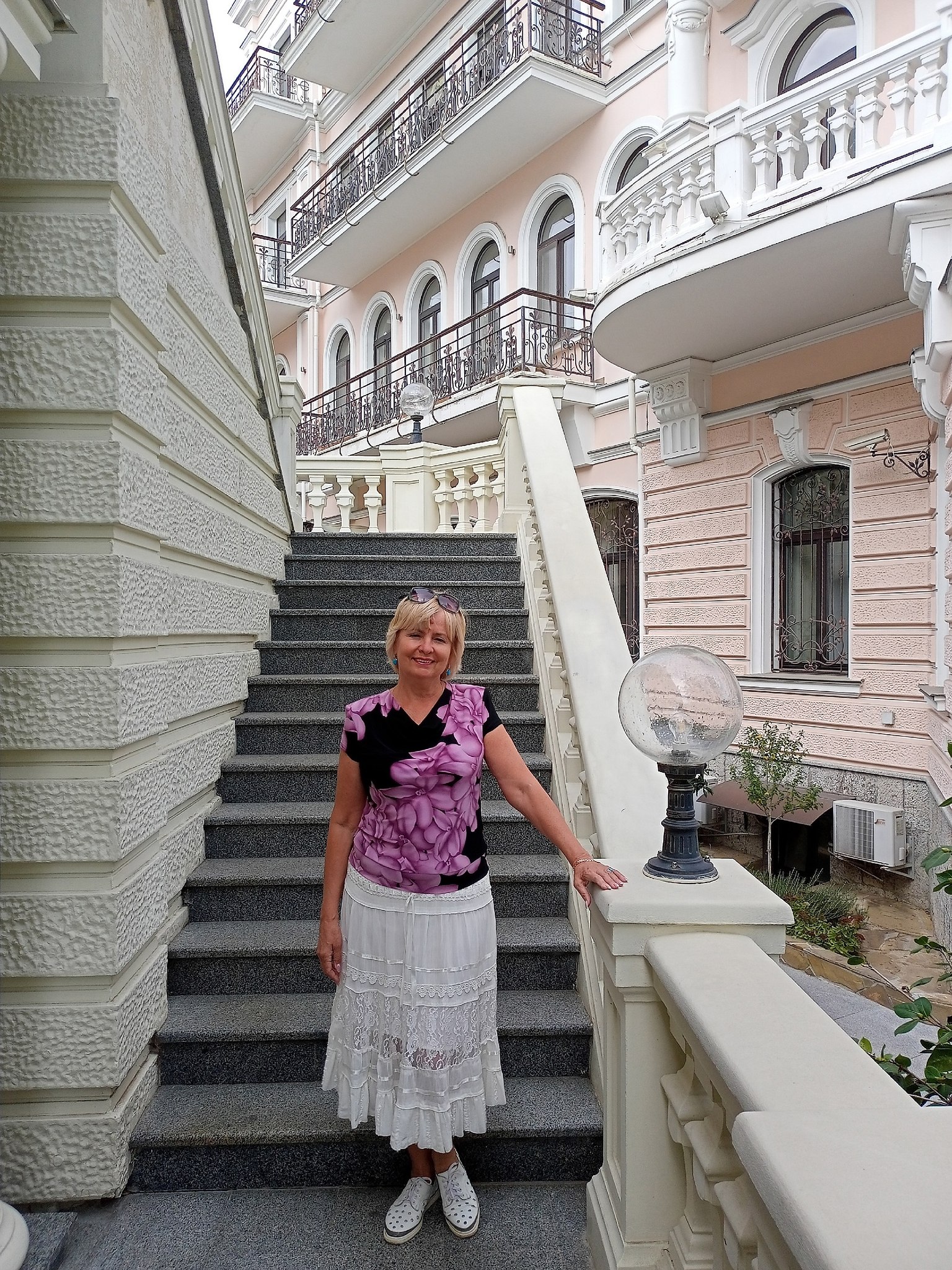 Нужно уметь класть... вещи на место и на чужое мнение. Нужно уметь вовремя возвращать... занятые ...