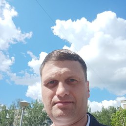Nikolas, 40,  