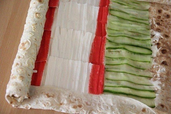 Рулет из лаваша с крабовыми палочками и огурцом. Ингредиенты: Лаваш армянский — 1 шт. Майонез — 2-3 ... - 3