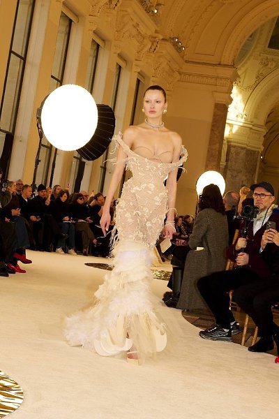 Вот и фото с кутюрного показа Schiaparelli! Дэниел Роузберри, как всегда, строго следует ДНК бренда ... - 4